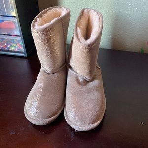 Gold Bearpaw winter boots size 4 gently used